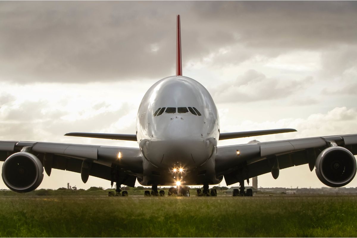 Widebody airliner on stand during a maintenance input